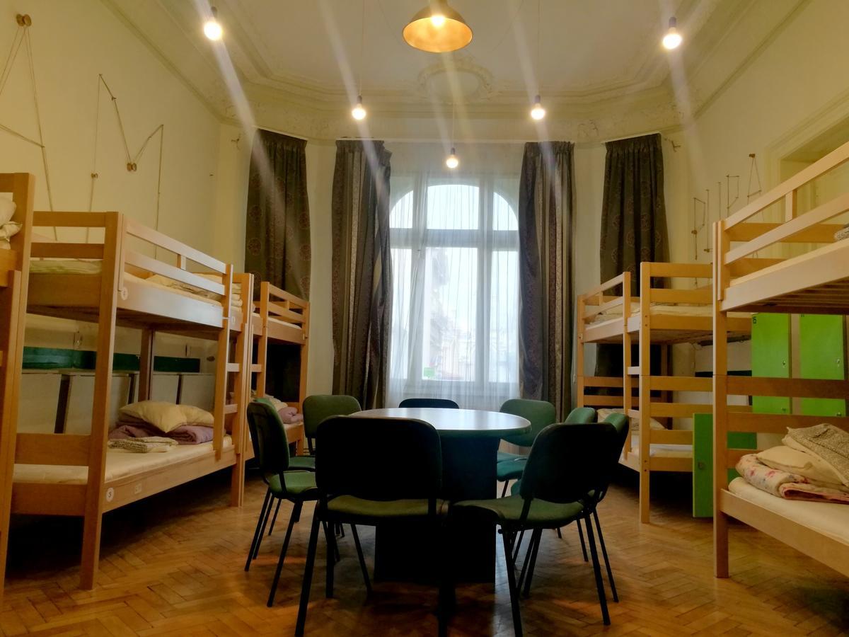 Pura Vida Hub Ostello Bucarest Esterno foto
